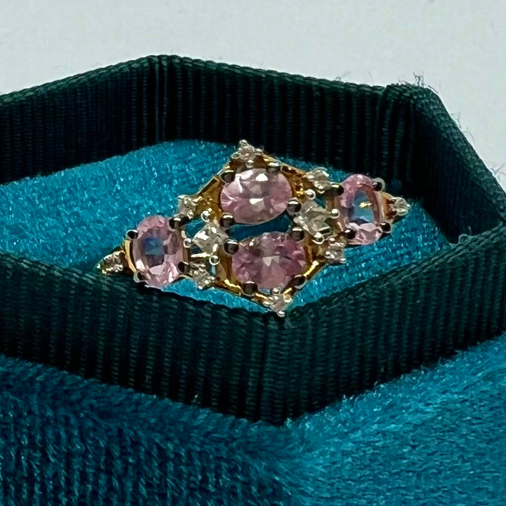 Ring mit rosa Saphiren und Diamanten