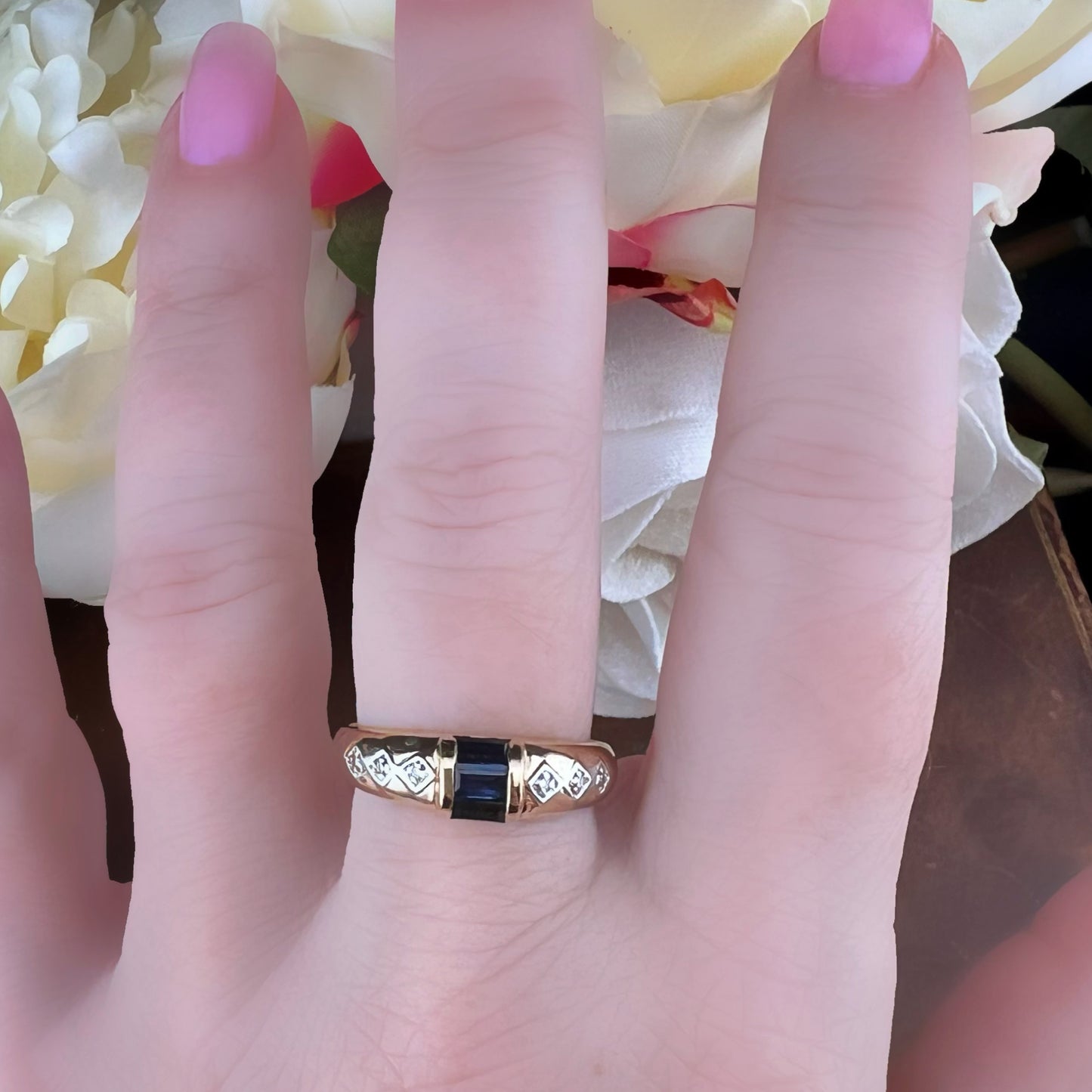 Anello in oro con zaffiri e diamanti
