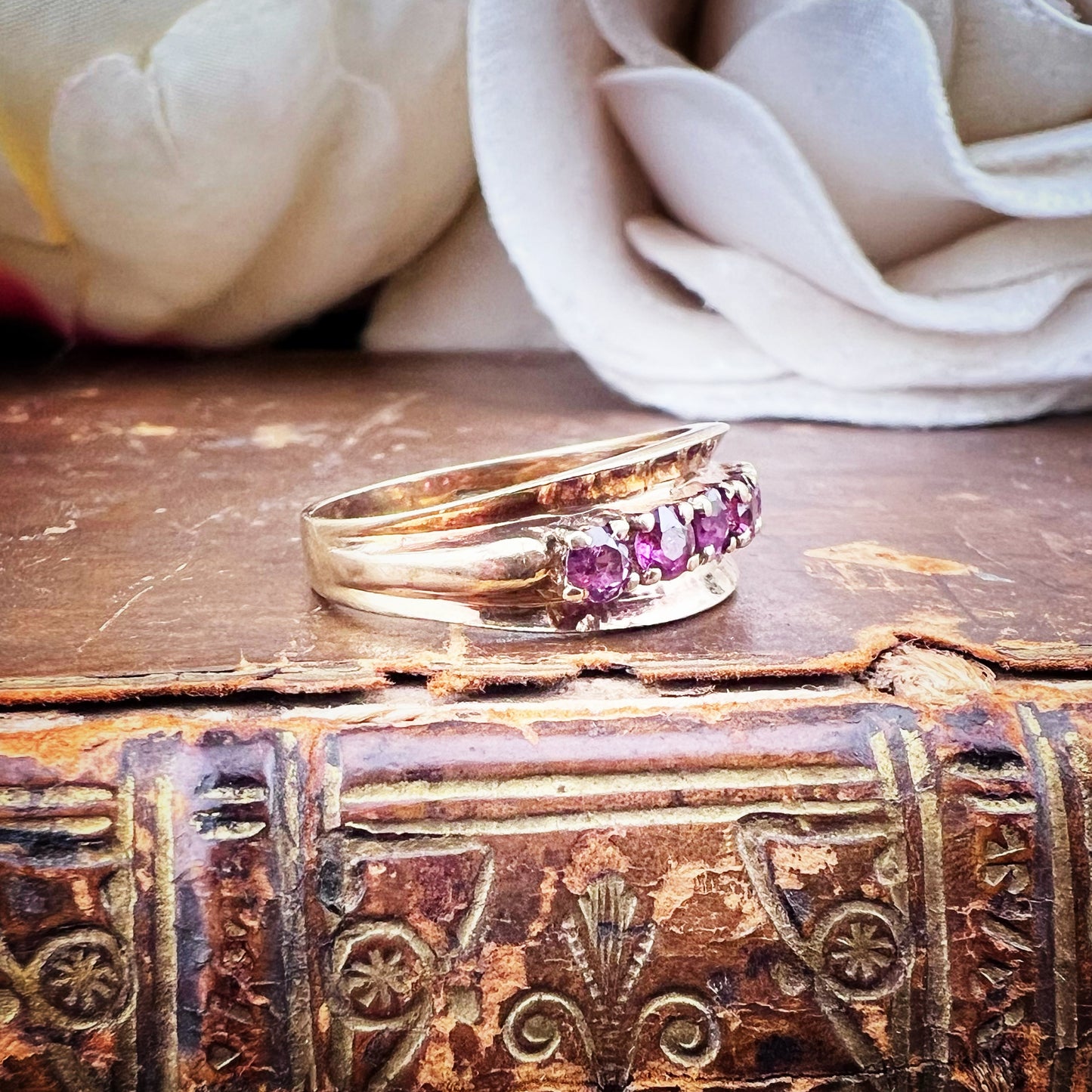 Anello vintage in oro giallo con rubini – Londra, 1977