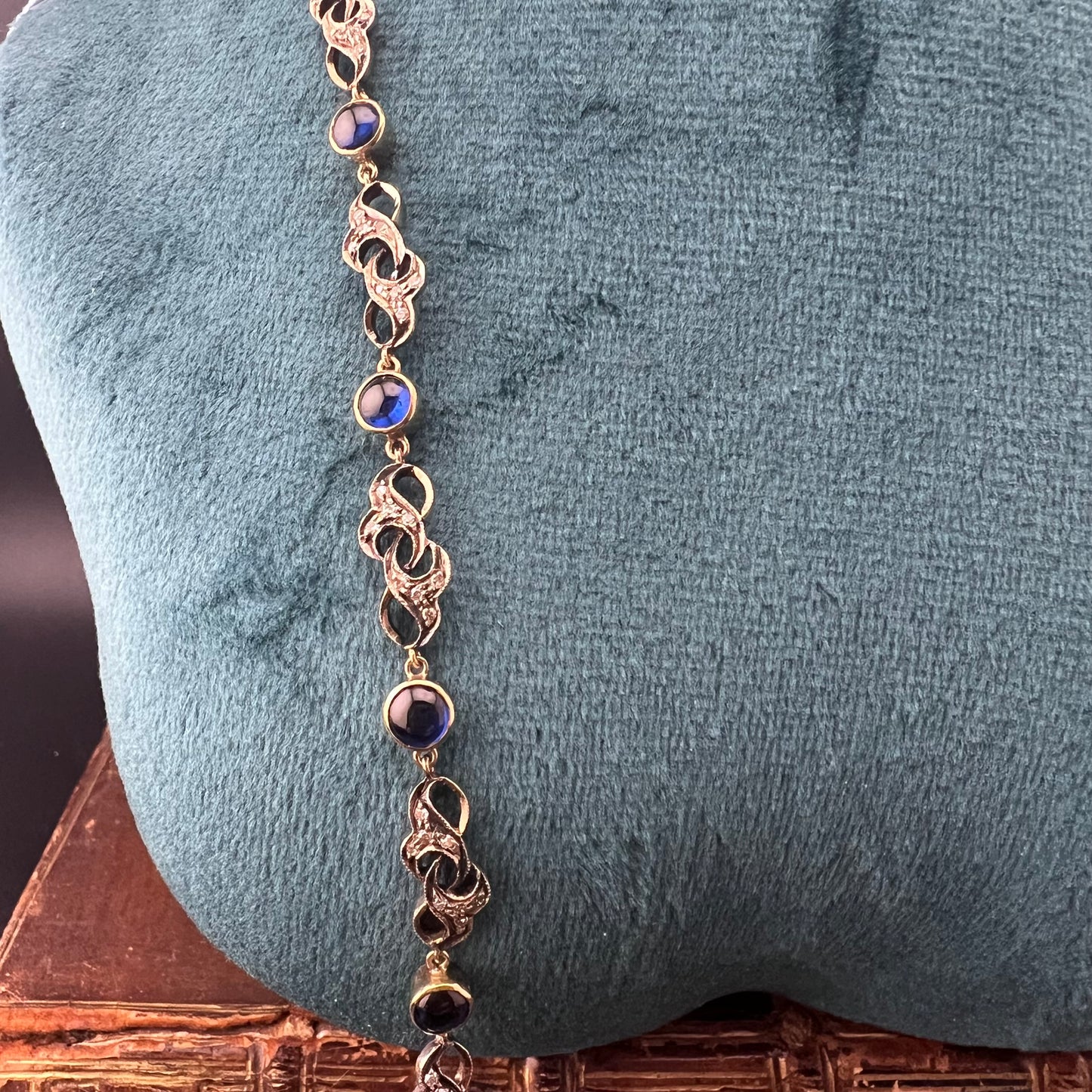 Salzburg necklace in 14-karat yellow gold with cabochon sapphires and diamonds, 54 cm