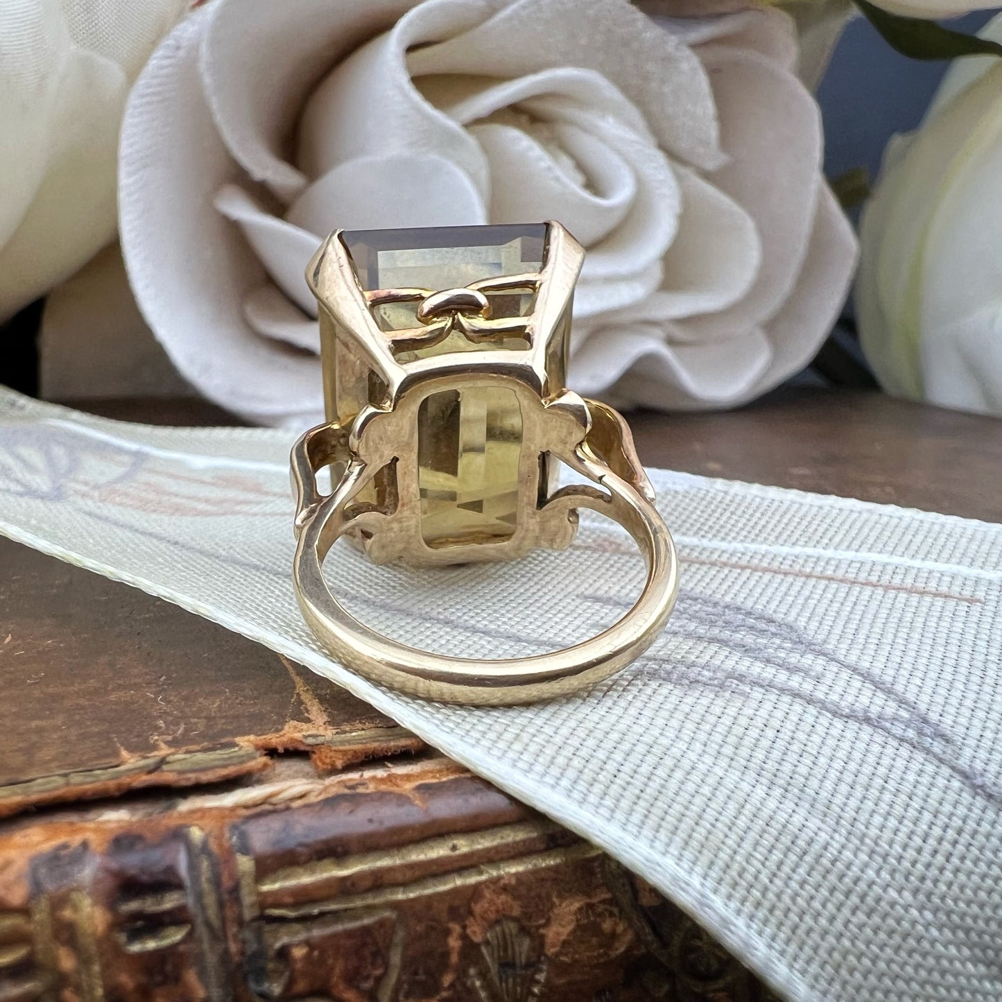 Anello cocktail con citrino taglio smeraldo – Londra, 1962