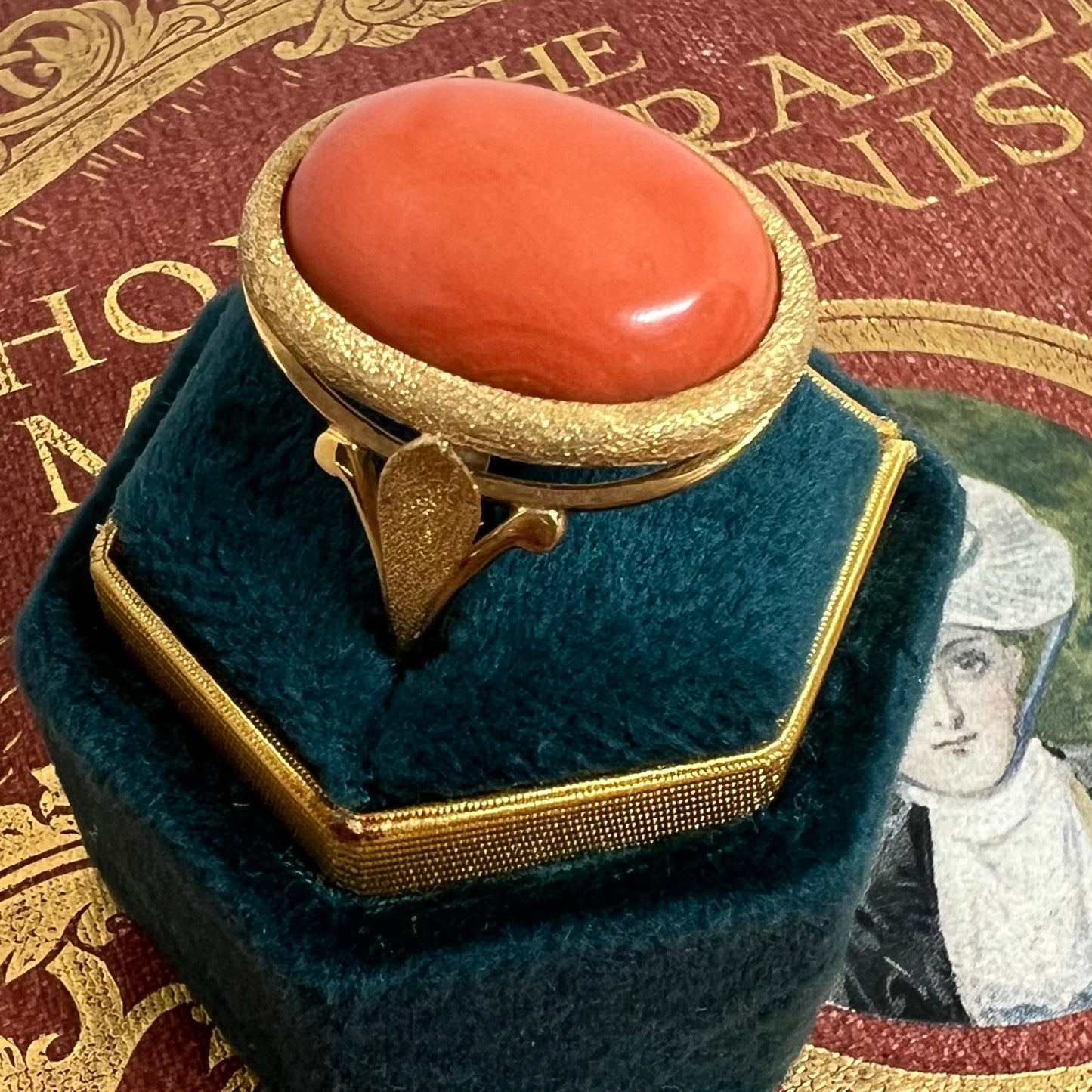 Prächtiger 18K Gelbgoldring mit großem Korallencabochon