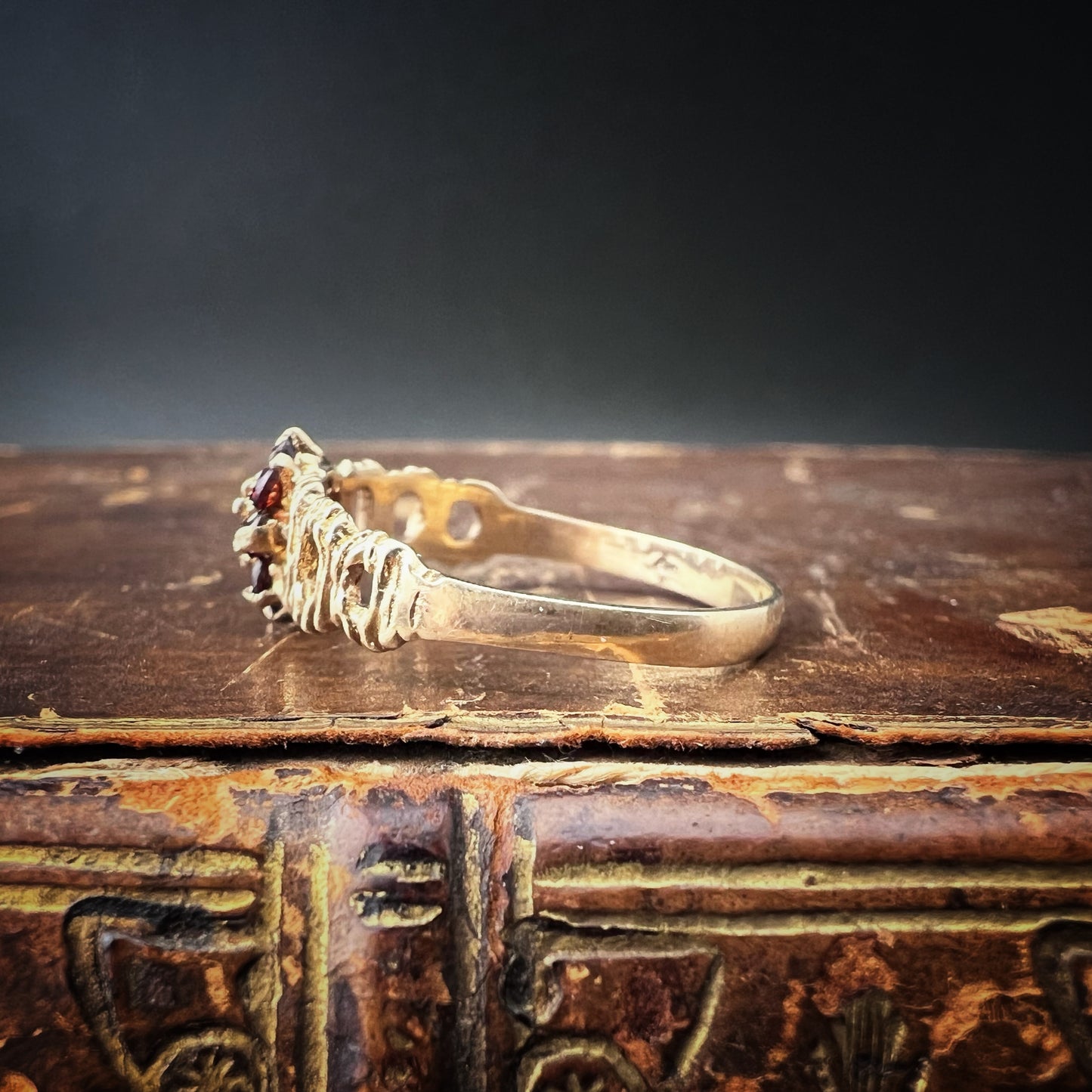 Anello in oro 9 ct con margherita granati Londra 1977
