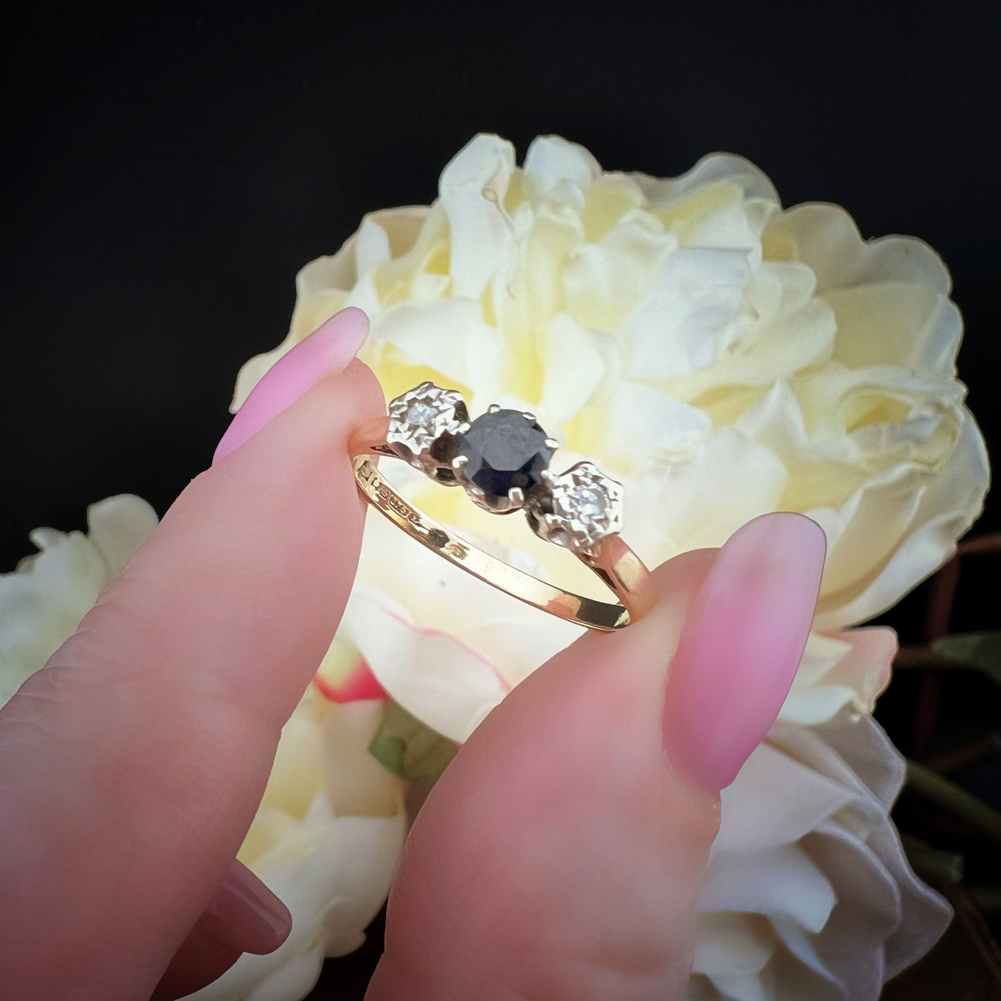 Anello vintage in oro giallo 9 ct con zaffiro e diamanti – Londra, 1962