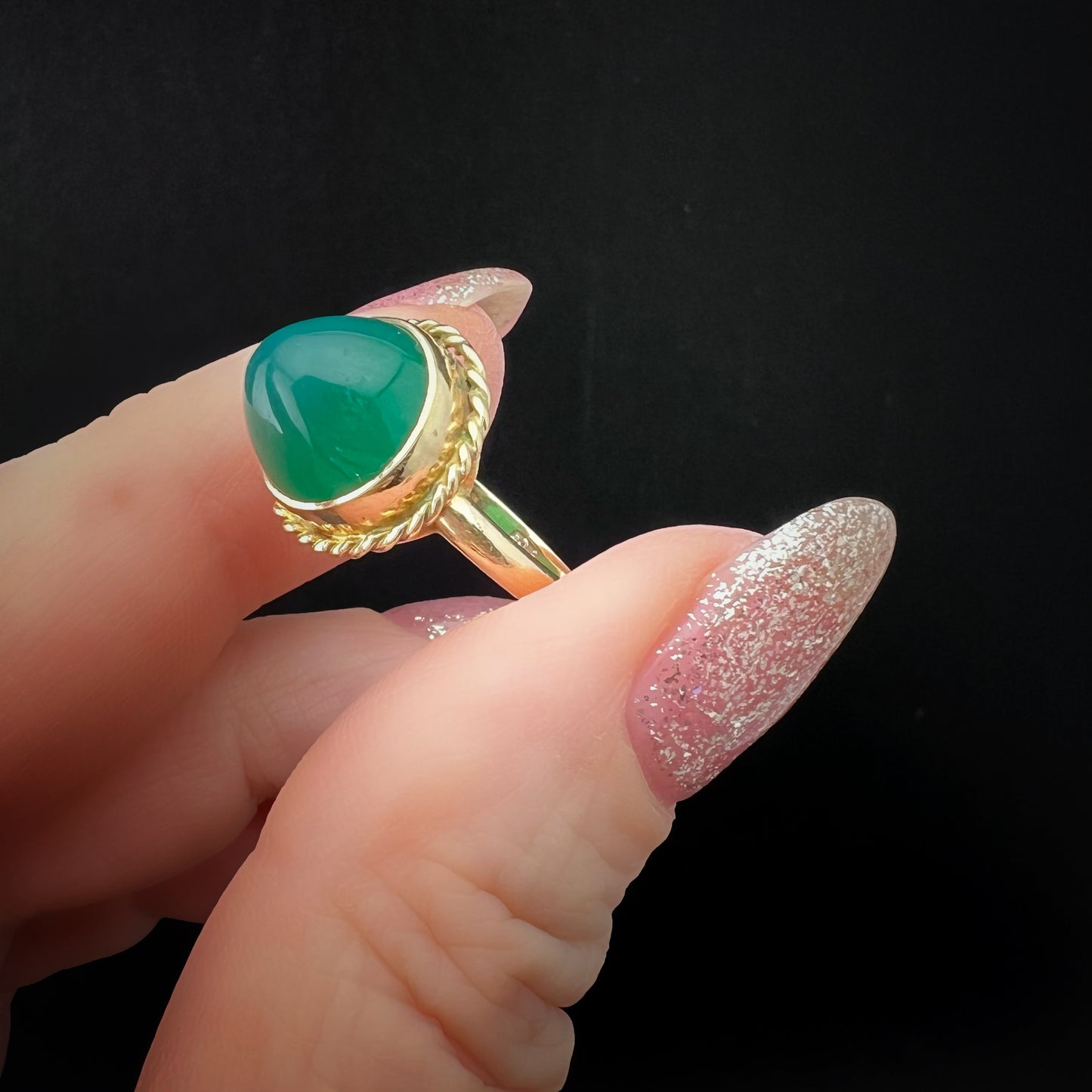 Gold ring with ovoid chrysoprase