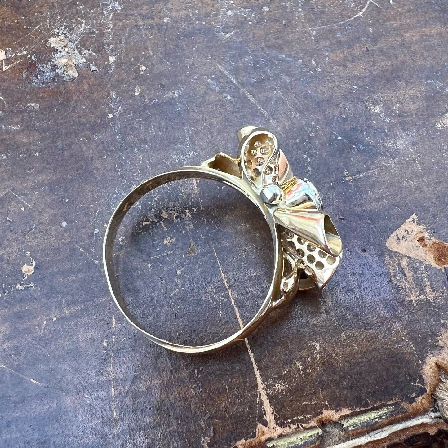 Anello a fiocco pre 1934 in oro 18k e diamante Old Mine