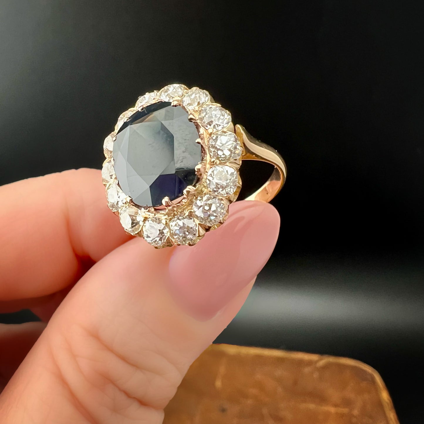 Gänseblümchenring aus 18 Karat Gold mit Altminendiamanten und einem natürlichen Saphir von 4,46 Karat