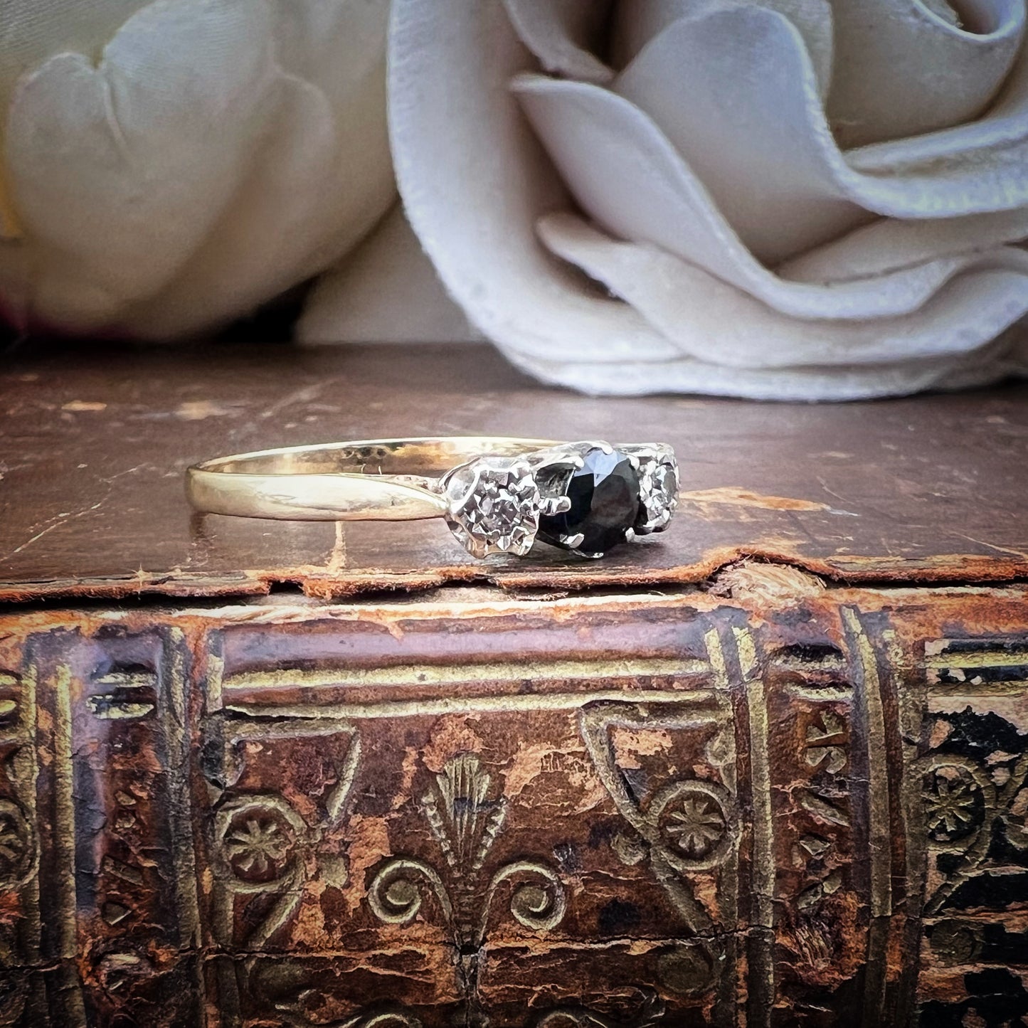 Anello vintage in oro giallo 9 ct con zaffiro e diamanti – Londra, 1962