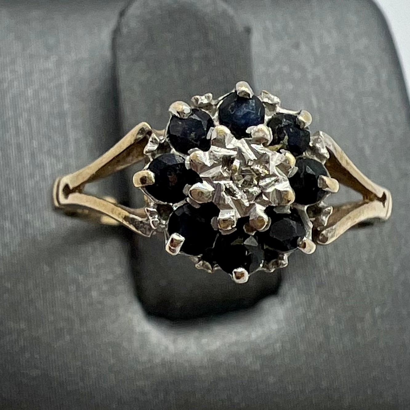 Daisy ring with sapphires and central diamond