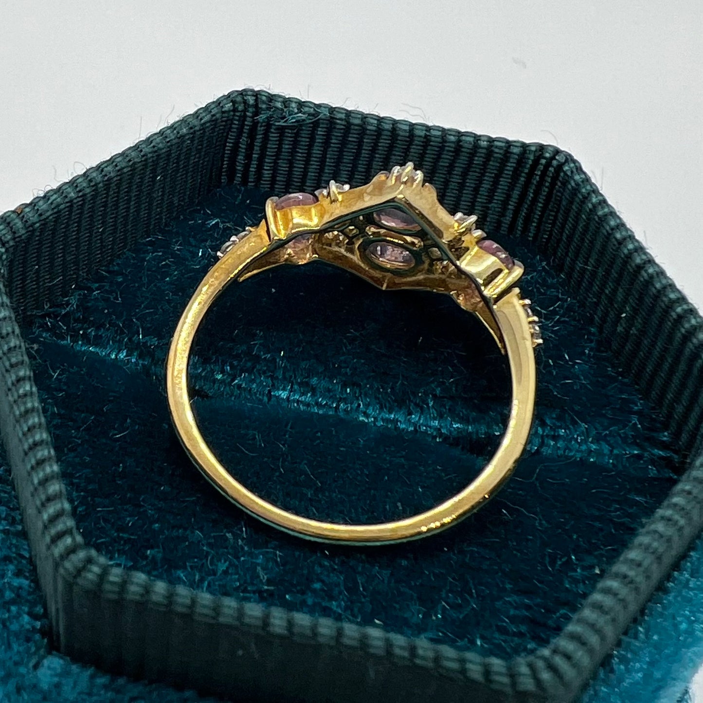 Ring mit rosa Saphiren und Diamanten