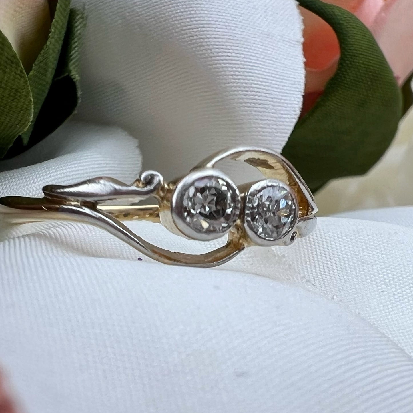 Anello antico in oro 18 e due diamanti – italia primi anni del Novecento