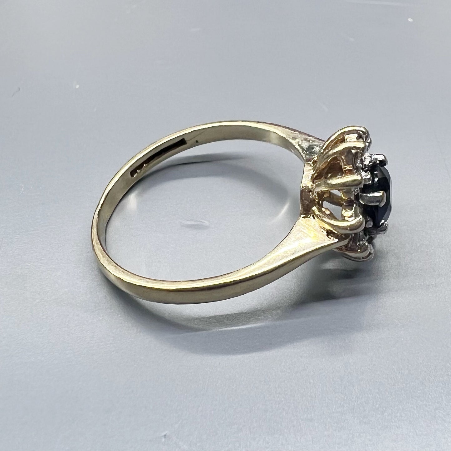 Vintage daisy ring with sapphire and diamonds