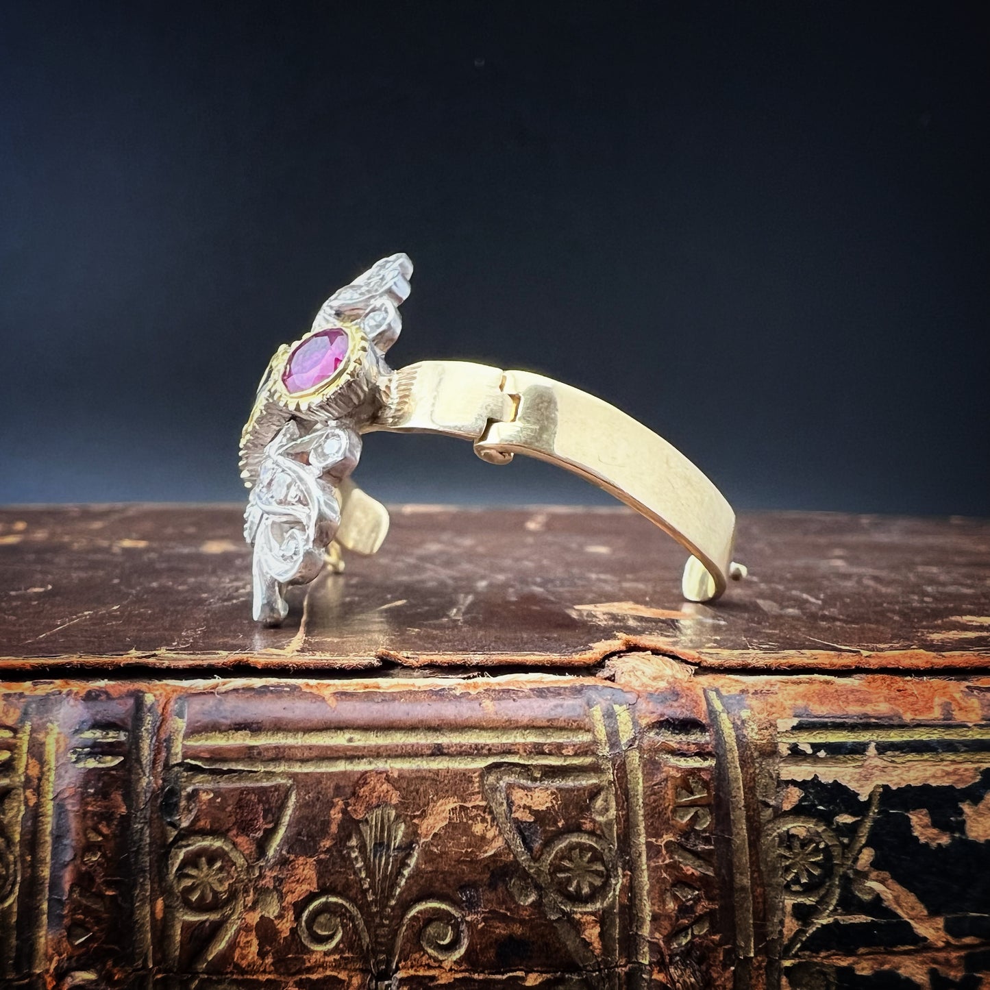 Vintage 18k yellow gold pearl clasp with sapphire, rubies and diamonds