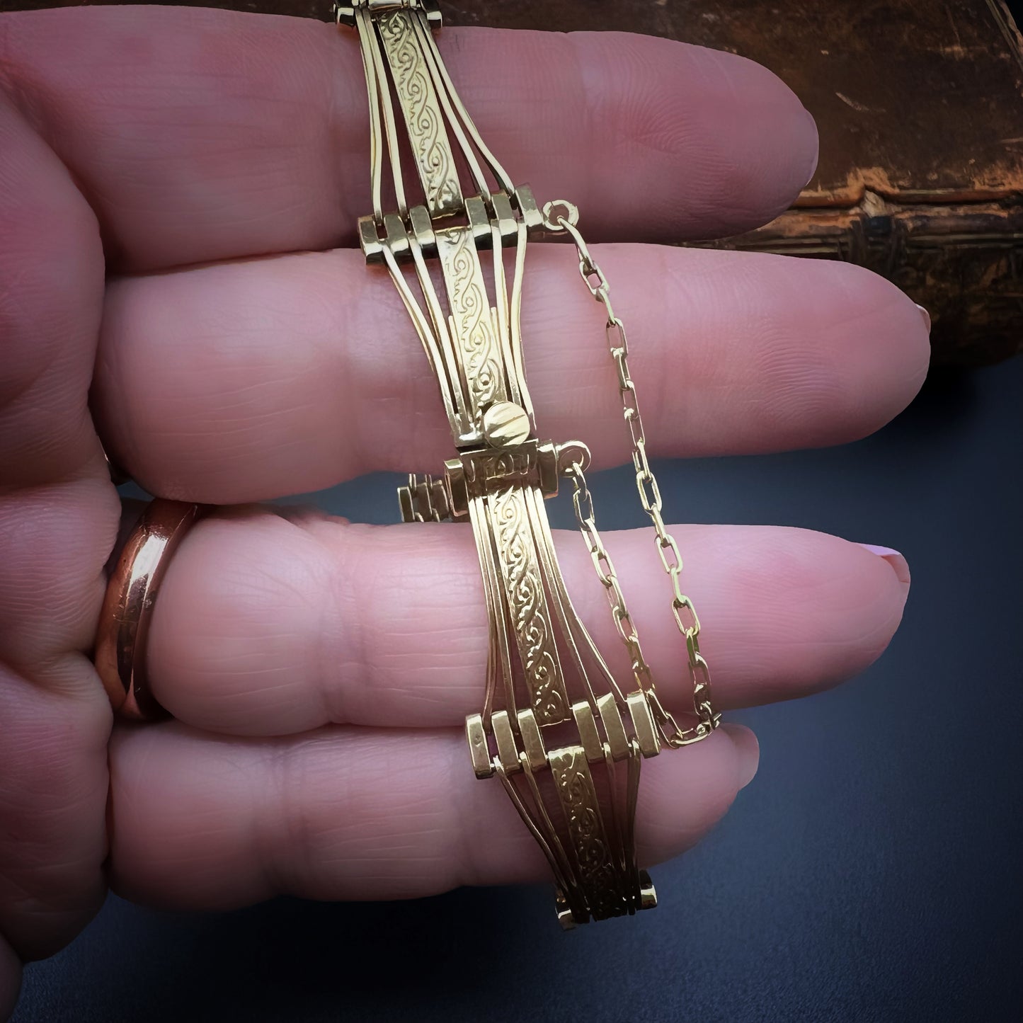 Halbstarres Armband aus 18 Karat Gold, Italien, ca. 1940.