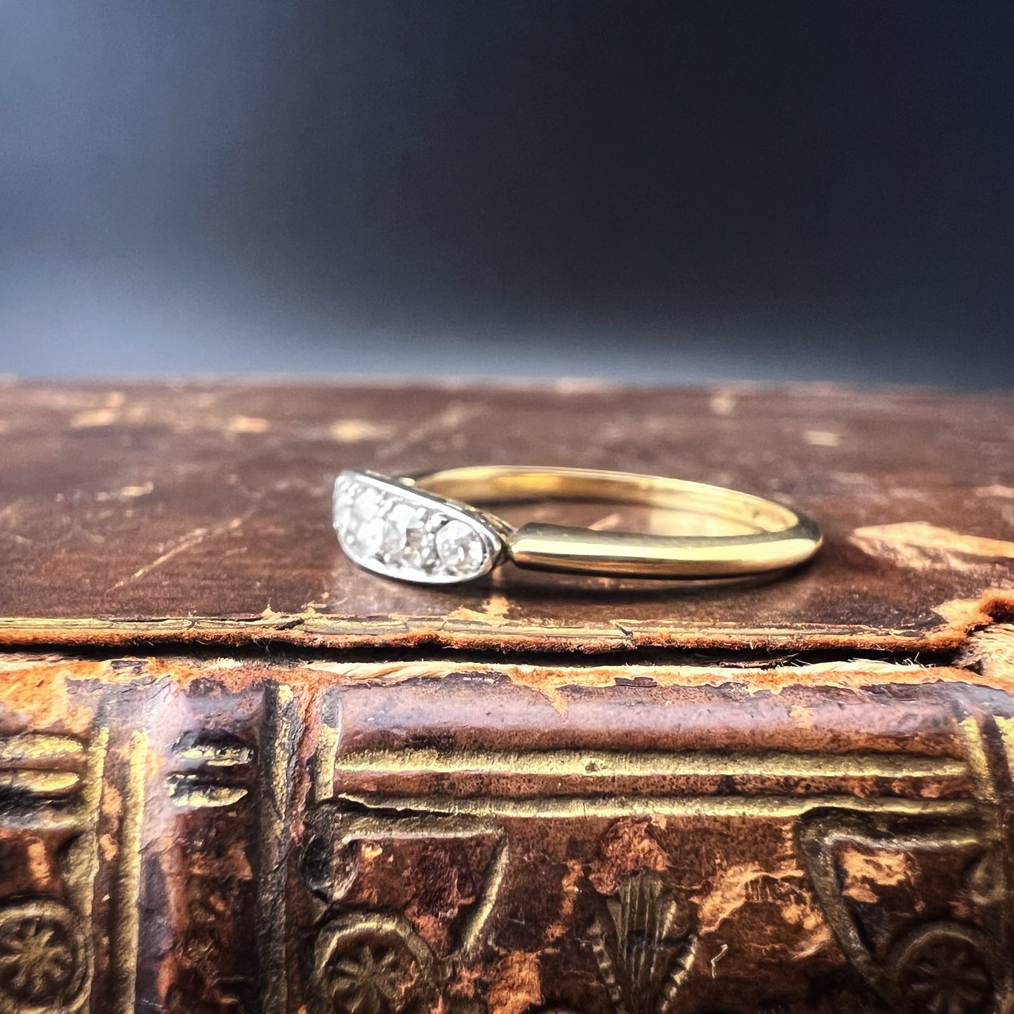 Antique Riviera ring in 18k gold and old mine diamonds
