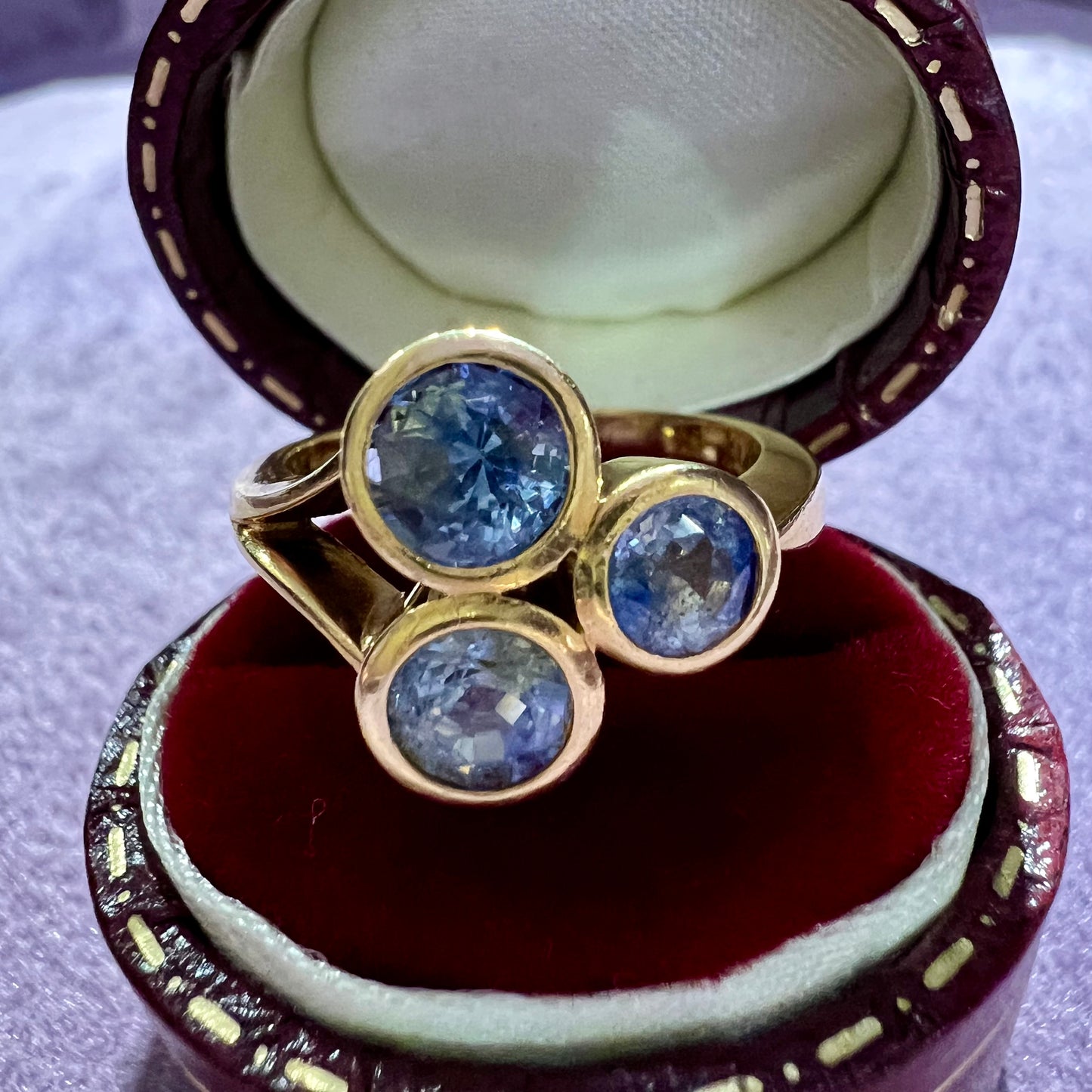 Ring with three light blue sapphires in 18k gold