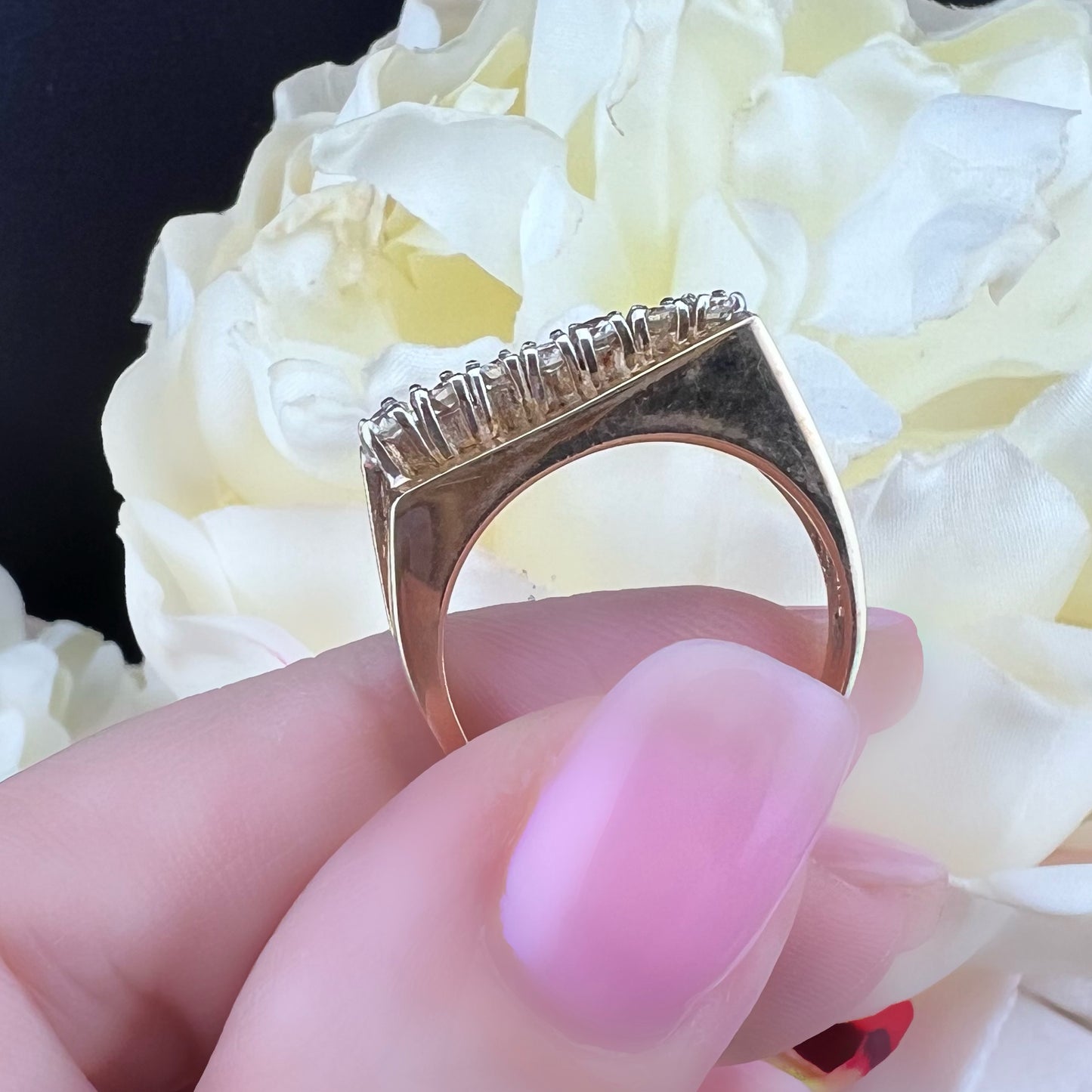 Anello vintage inglese con diamanti – modello a ponte obliquo (Sheffield, 1980)