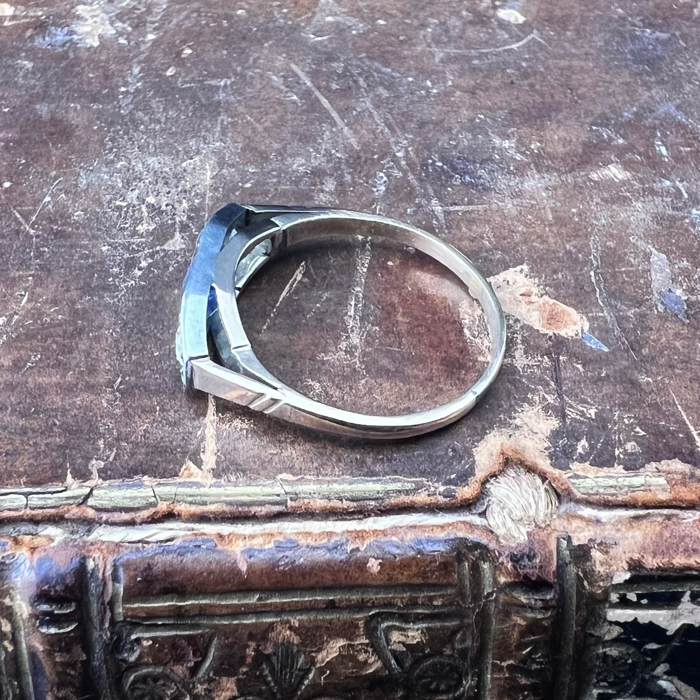 Trilogie-Ring aus 14 Karat Gold mit Saphir und alten Minendiamanten