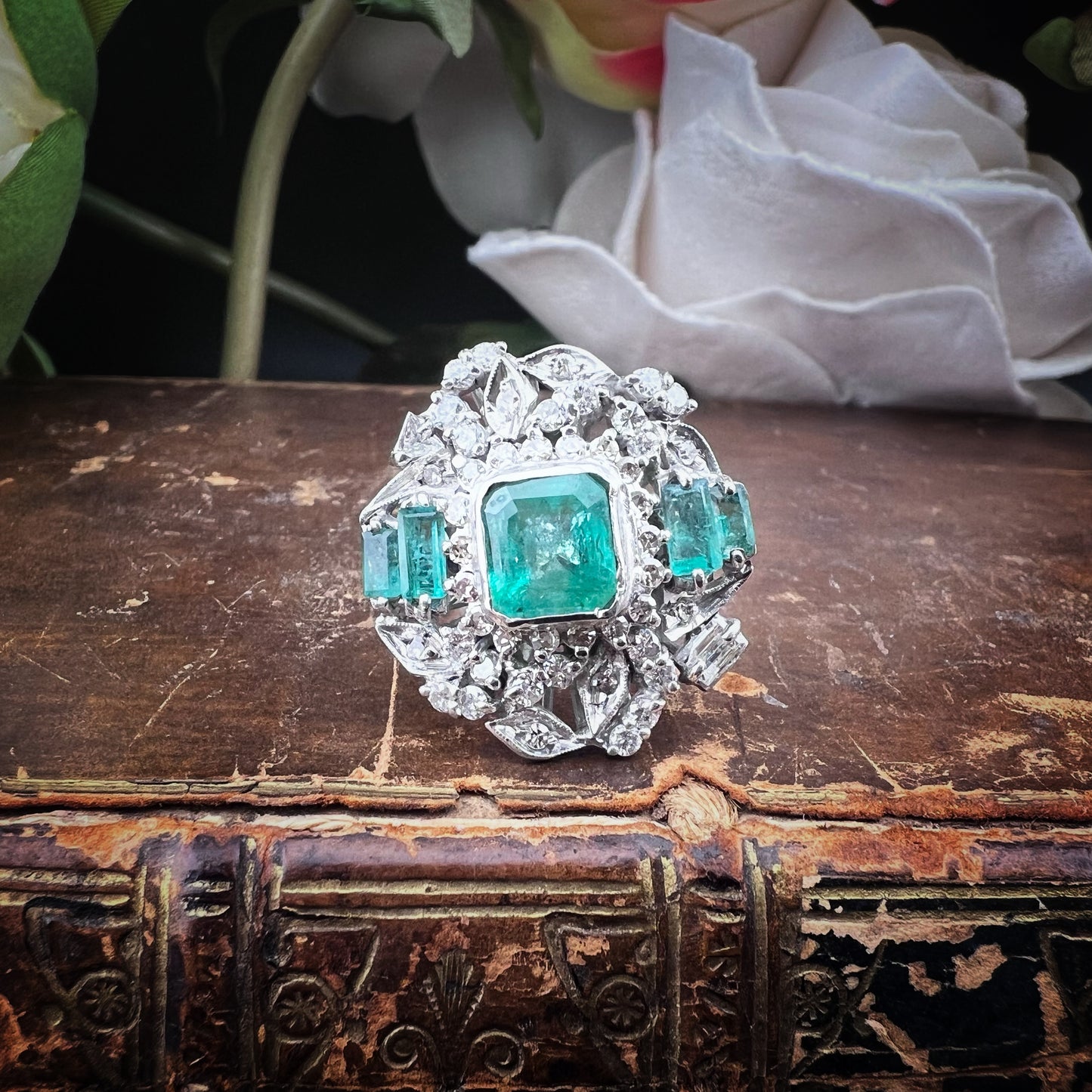 Anello a ballerina anni ’50 in oro bianco con diamanti e smeraldi