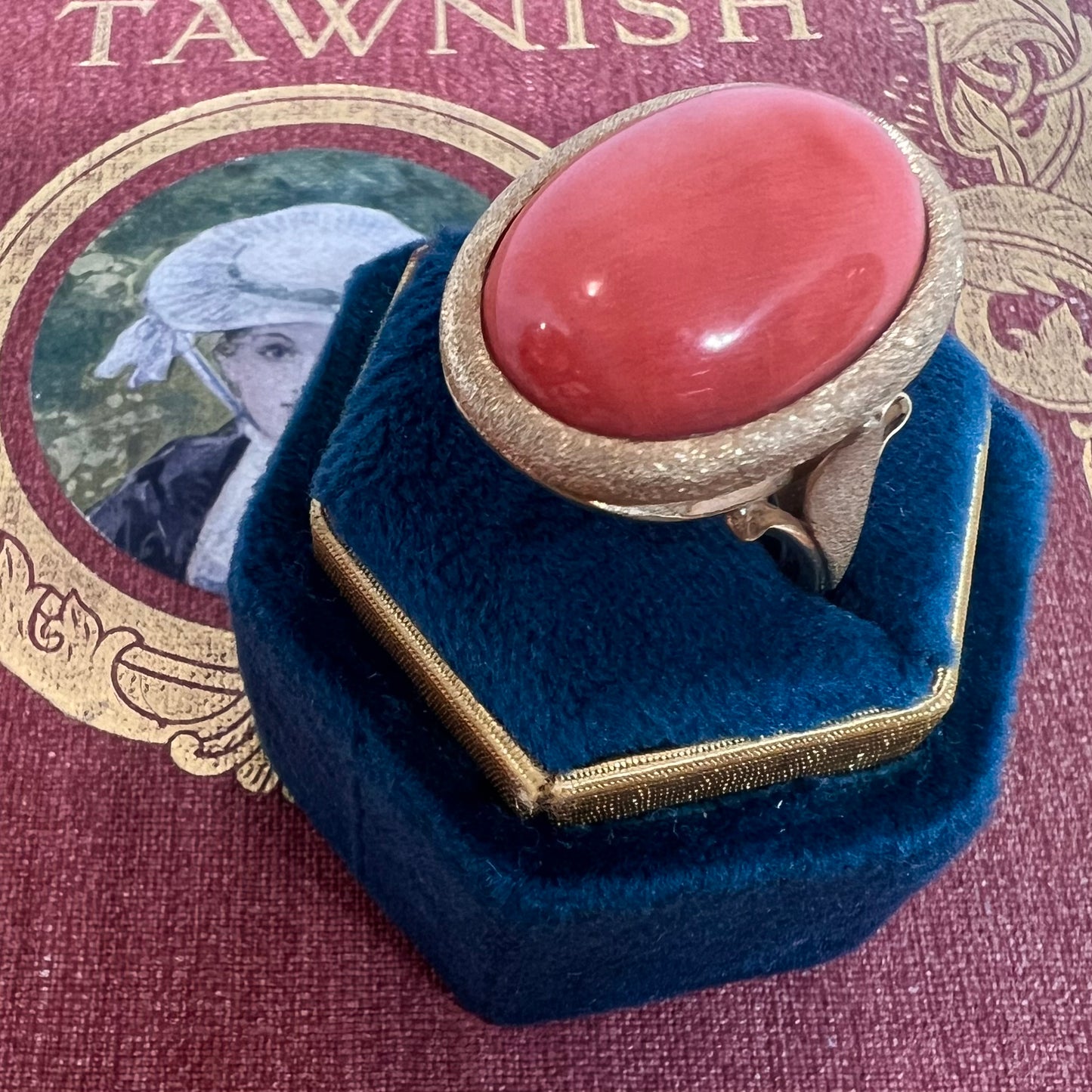 Prächtiger 18K Gelbgoldring mit großem Korallencabochon