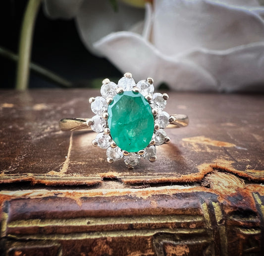 Anello vintage a margherita in oro con smeraldo – Birmingham, 1984