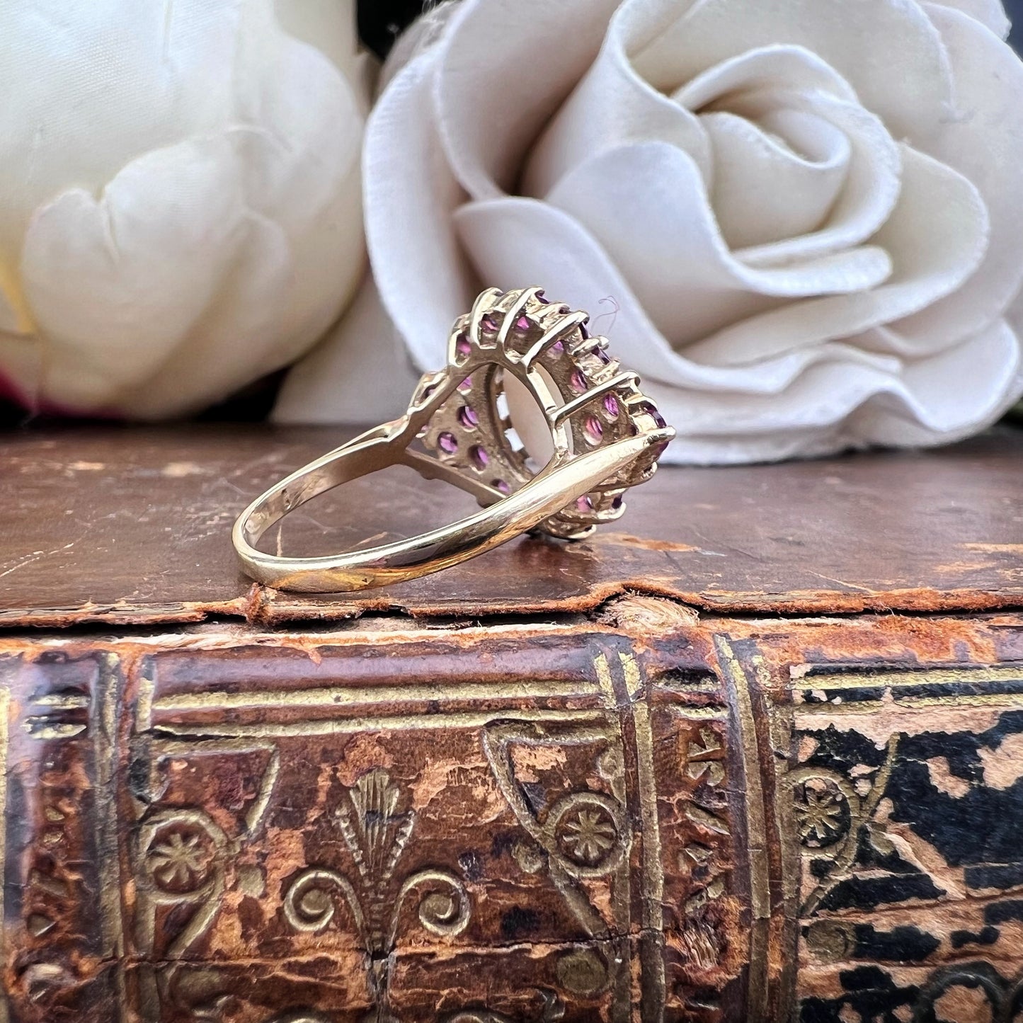 Anello vintage in oro giallo 9 ct con opale e rubini – Birmingham, 1989