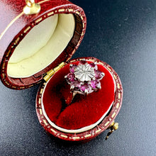 Carica l&#39;immagine nel visualizzatore di Gallery, Anello a margherita con rubini e piccolo diamante
