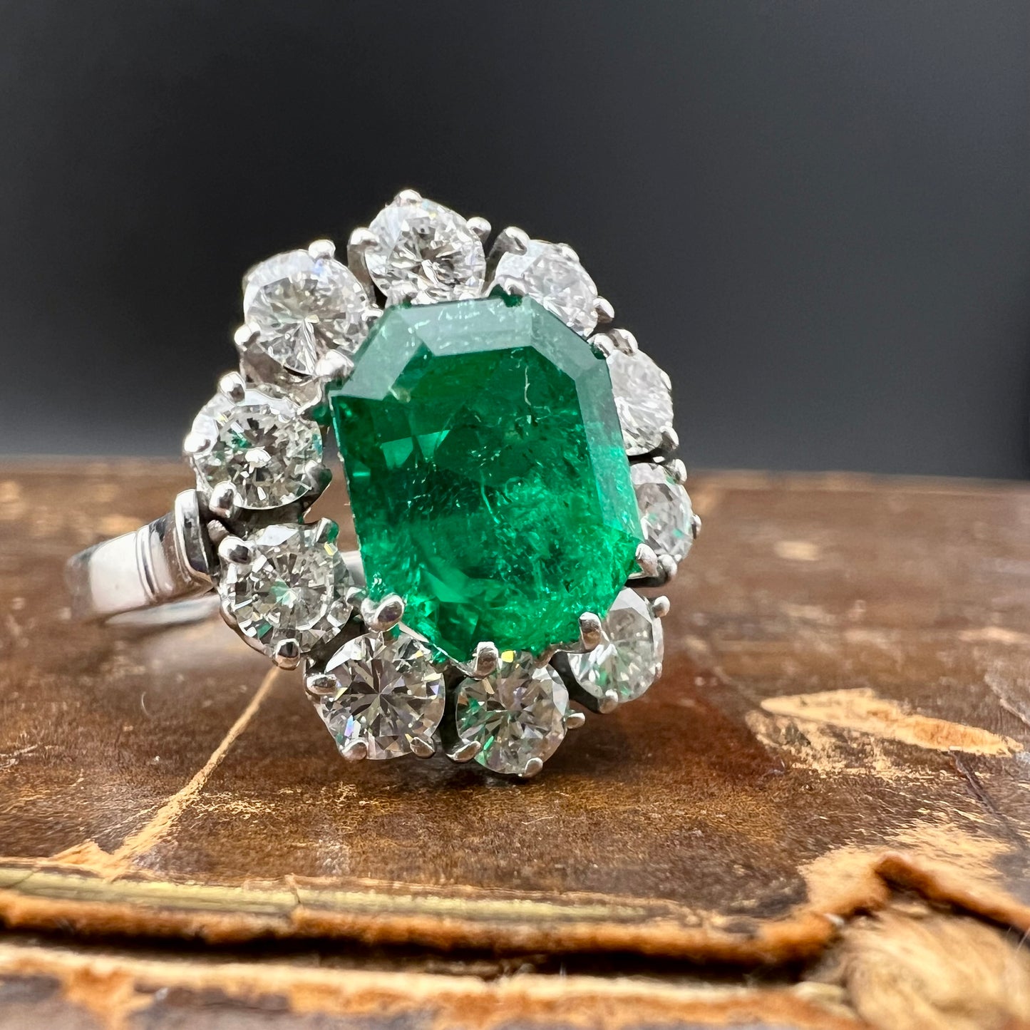 Colombian emerald and diamond ring, 18k gold