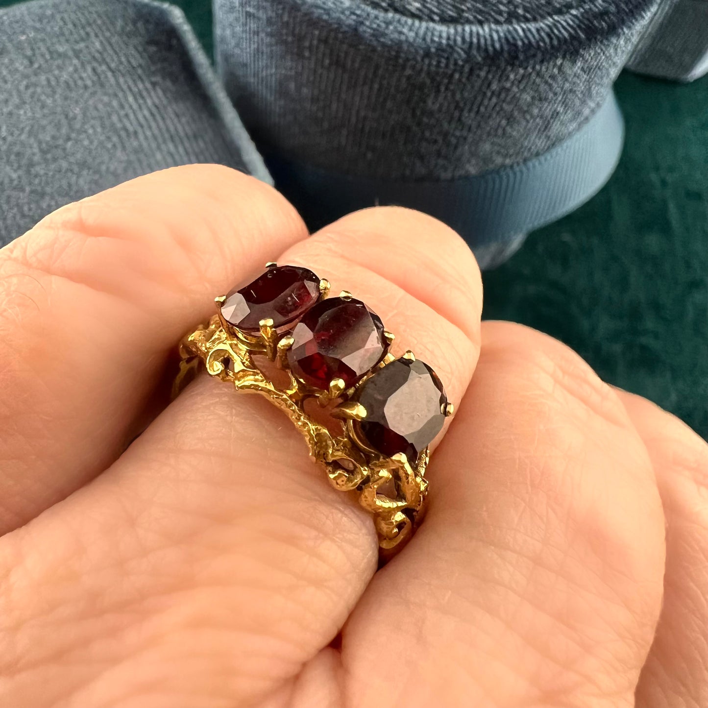 Ring with three garnets in 18k yellow gold