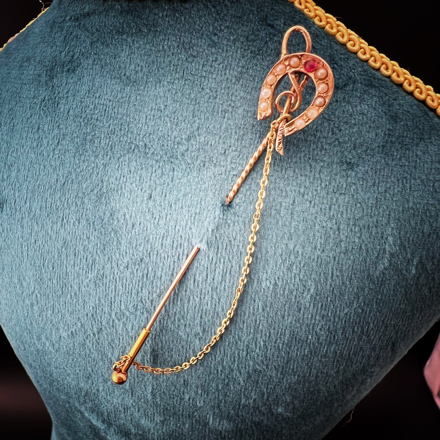 Viktorianische goldene Hufeisen- und Peitschen-Reiternadel