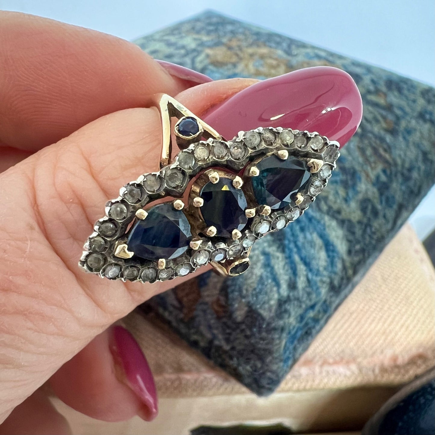 “Figaro” ring in 18k gold, diamonds and sapphires