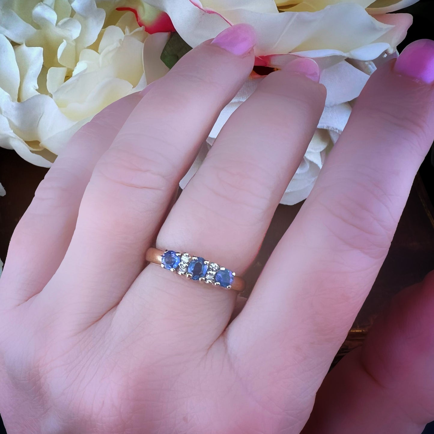 Anello vintage in oro con topazi blu e diamanti – Inghilterra, anni ’80