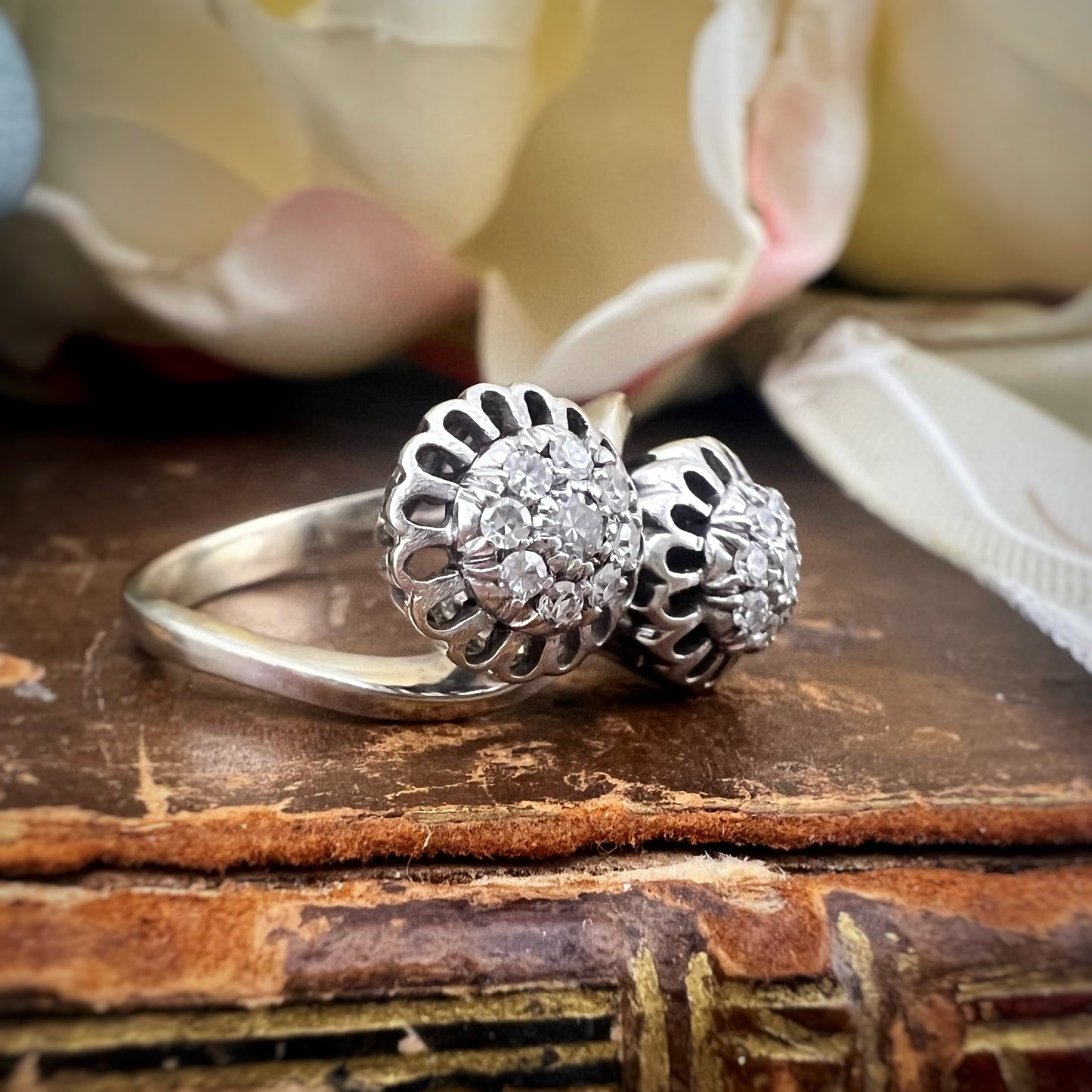 Anello contrariè con margherite di diamanti, oro bianco 18k