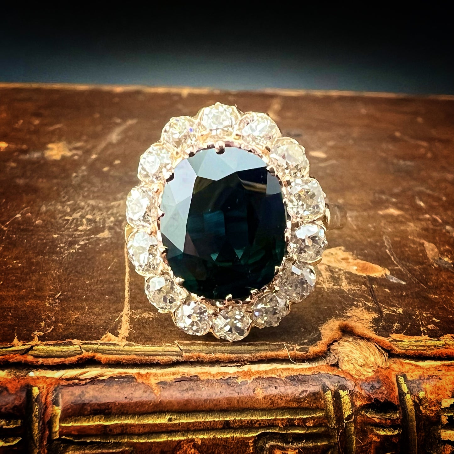 Gänseblümchenring aus 18 Karat Gold mit Altminendiamanten und einem natürlichen Saphir von 4,46 Karat