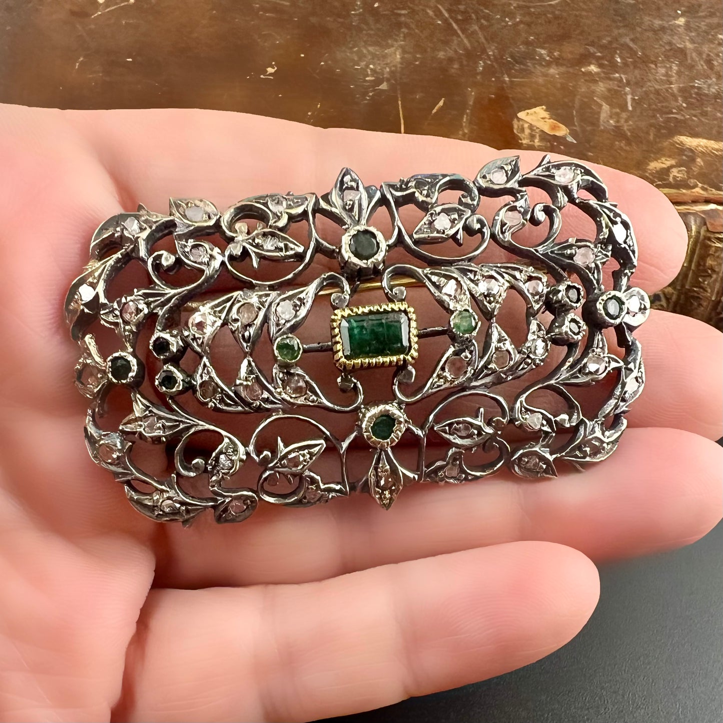 Antique 18K gold and silver brooch with diamonds and a central emerald. Italy, 1900-1910.