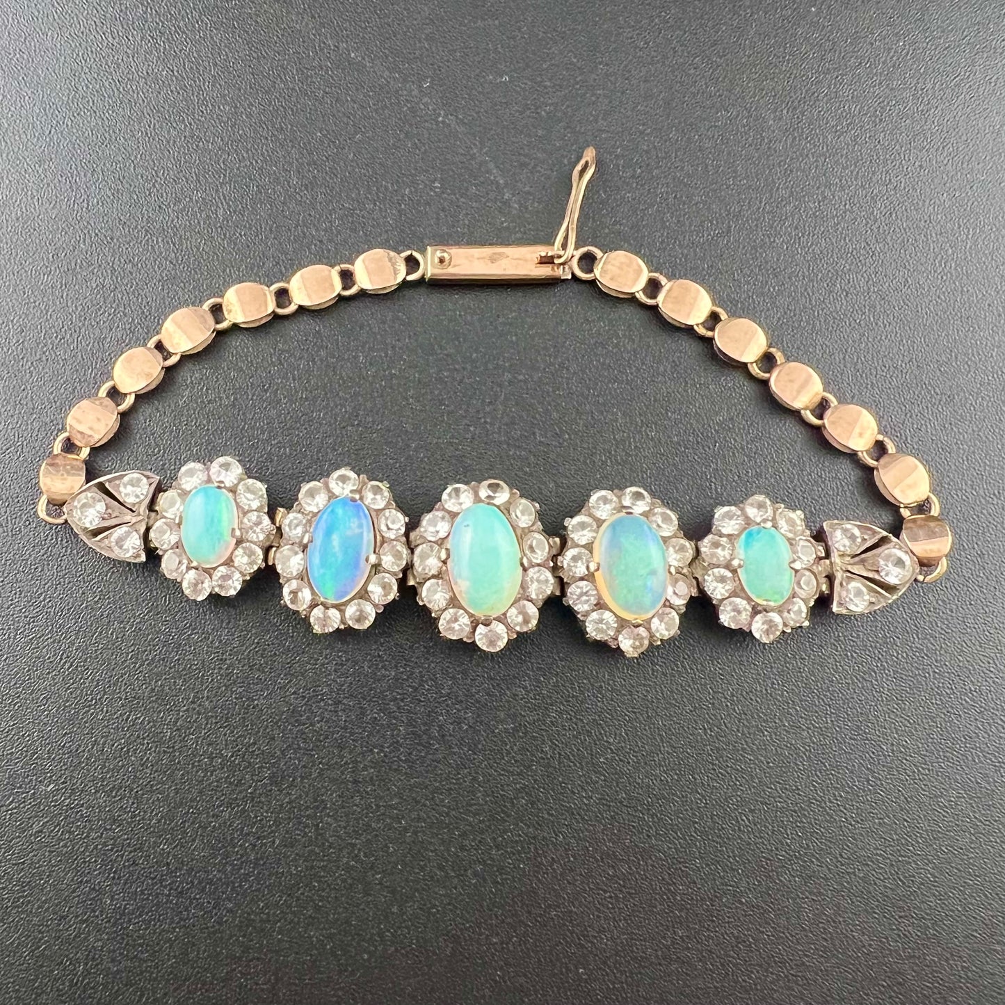 Bracelet with opals and white sapphires in 9ct gold and silver. England, 1960s.
