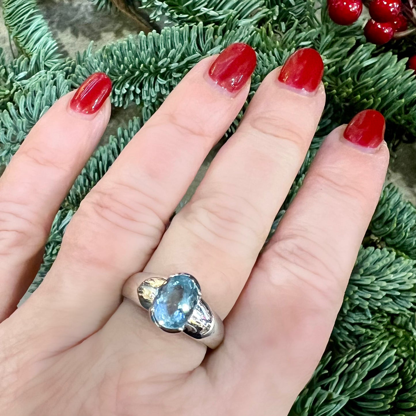 Ring with aquamarine and 18k white gold