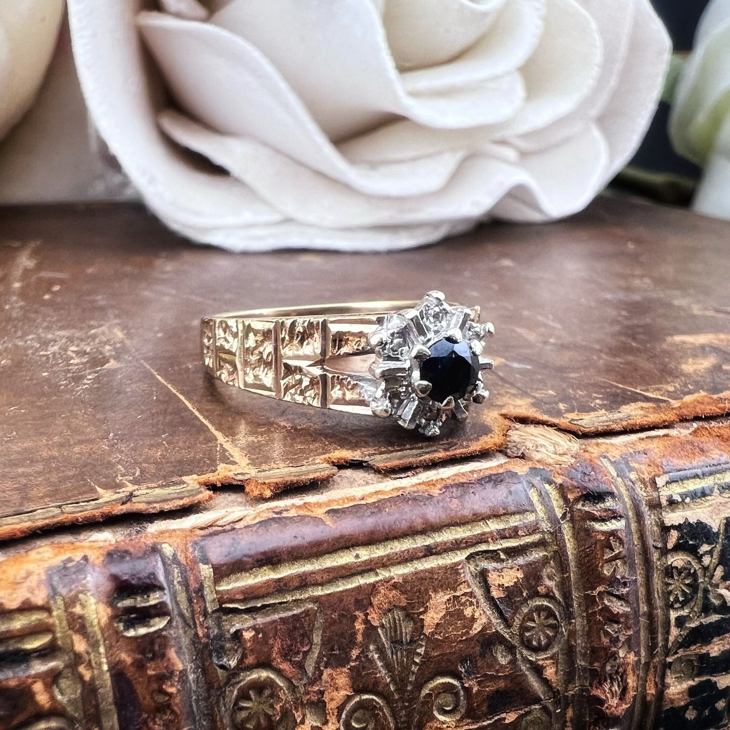 Anello Margherita in oro giallo e bianco con zaffiro e diamanti – Birmingham, 1976