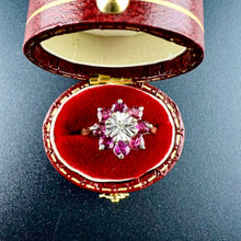 Carica l&#39;immagine nel visualizzatore di Gallery, Anello a margherita con rubini e piccolo diamante
