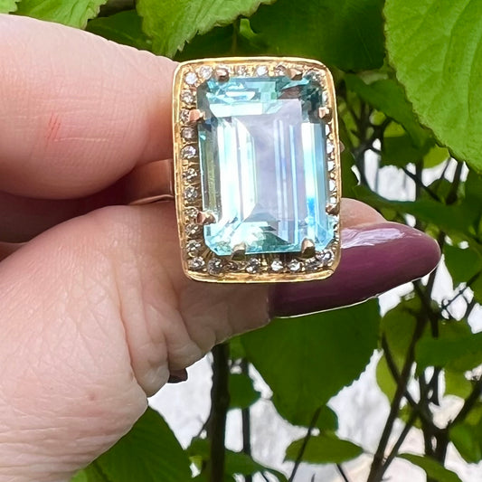 18-karätiger Goldring mit Aquamarin und Diamanten. Italien, 1960.