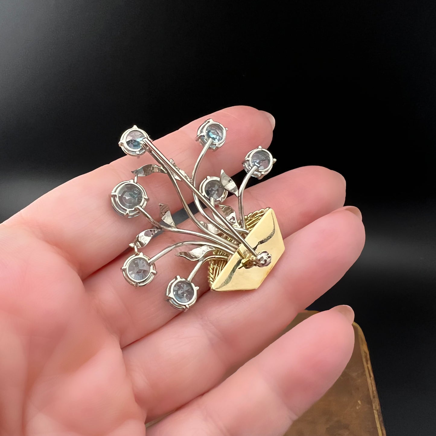 18 Karat Goldkorbbrosche mit blauen Topasen aus den 1950er Jahren