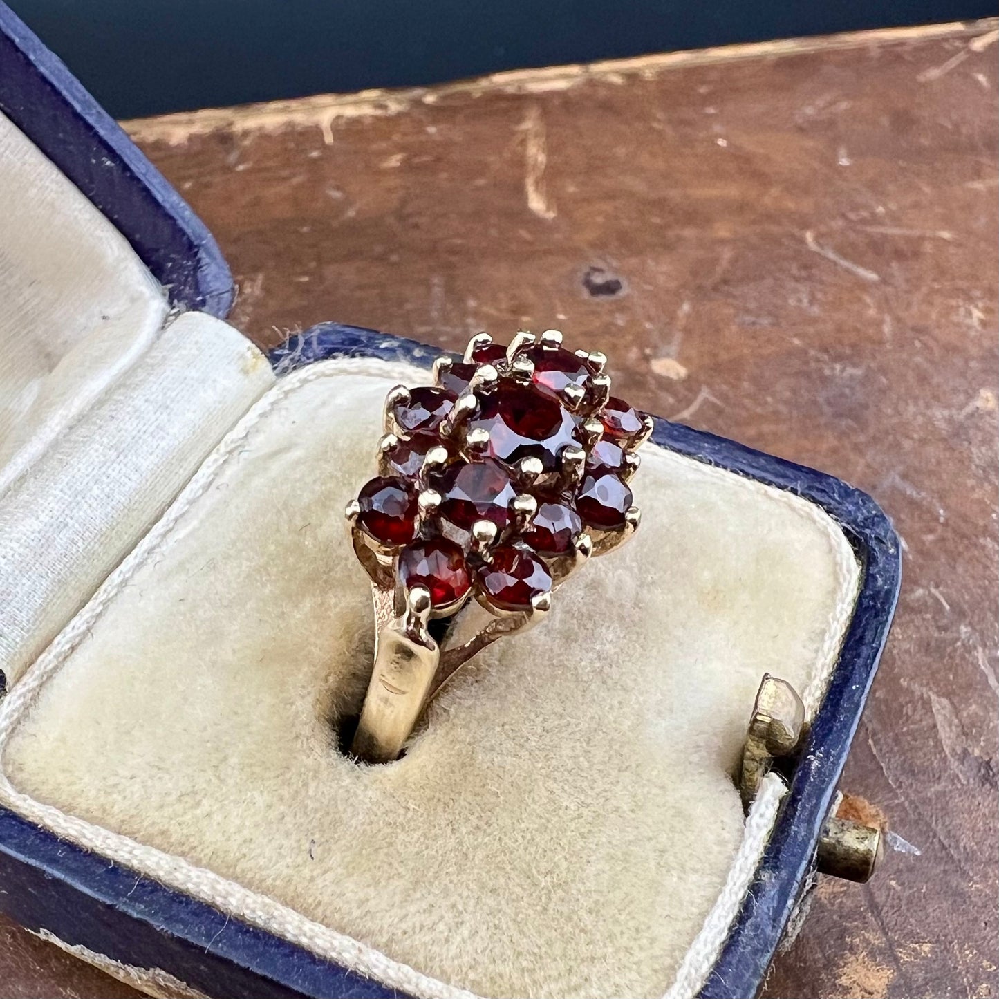 1979 Edinburgh Schottischer Ring in 9 Karat Gold mit Granaten