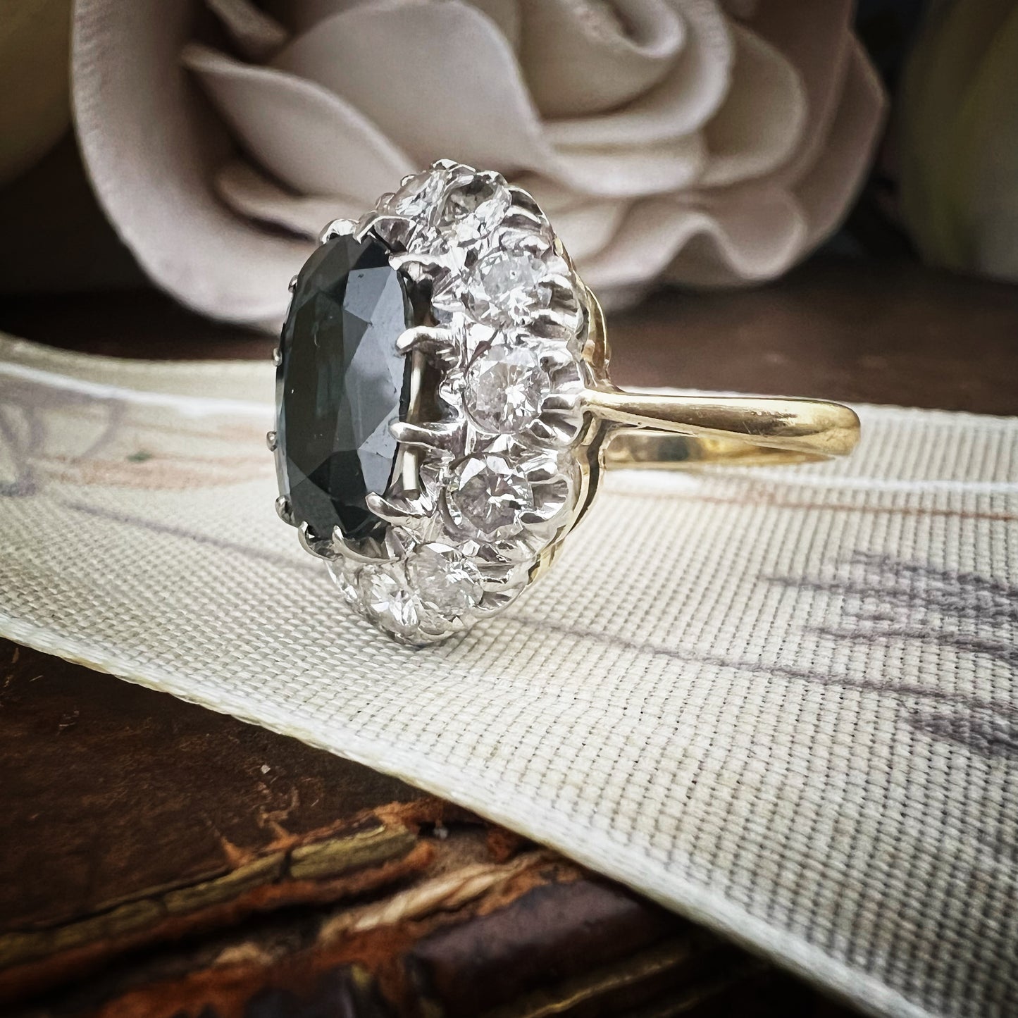 Anello a margherita in oro 18 ct con zaffiro e diamanti