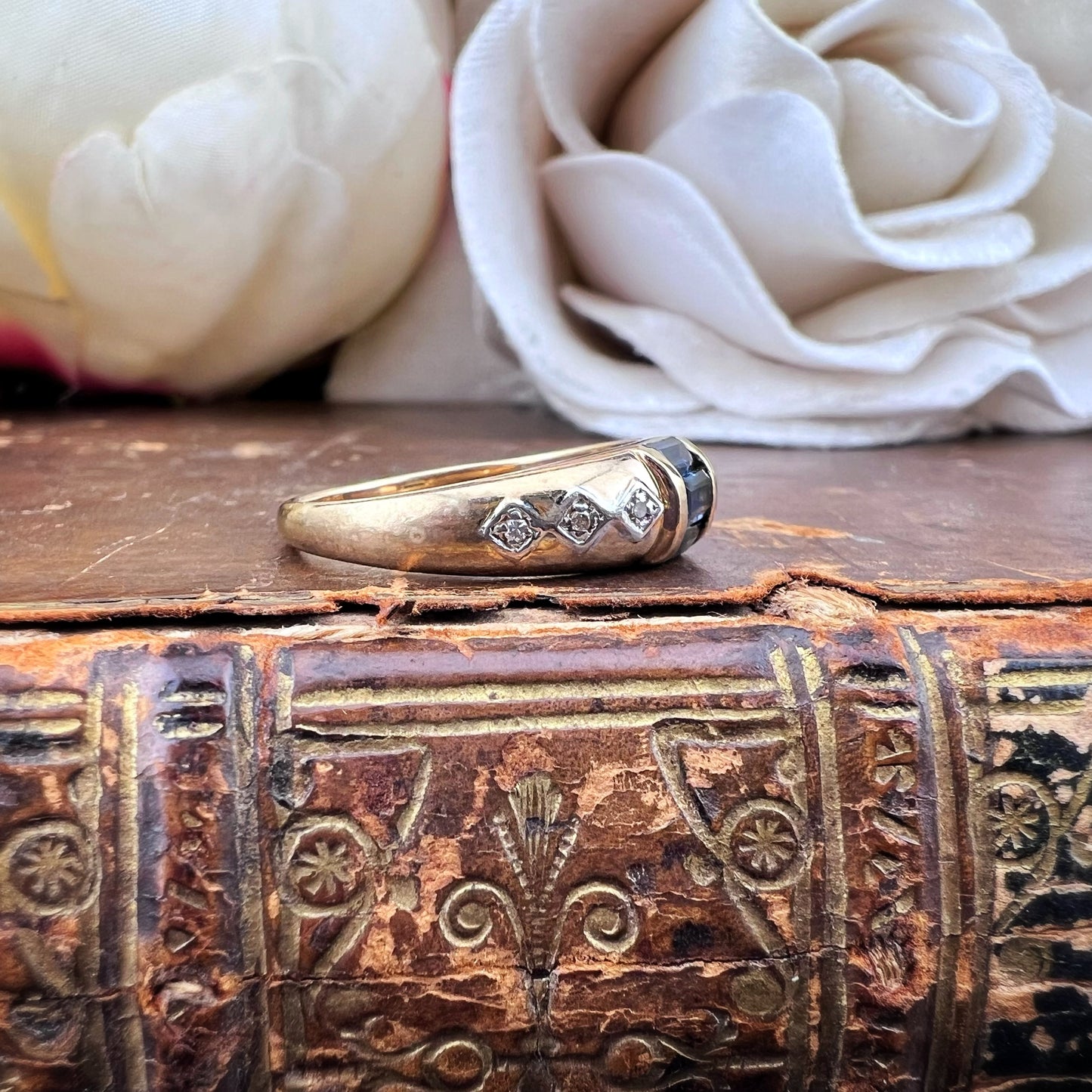 Anello in oro con zaffiri e diamanti