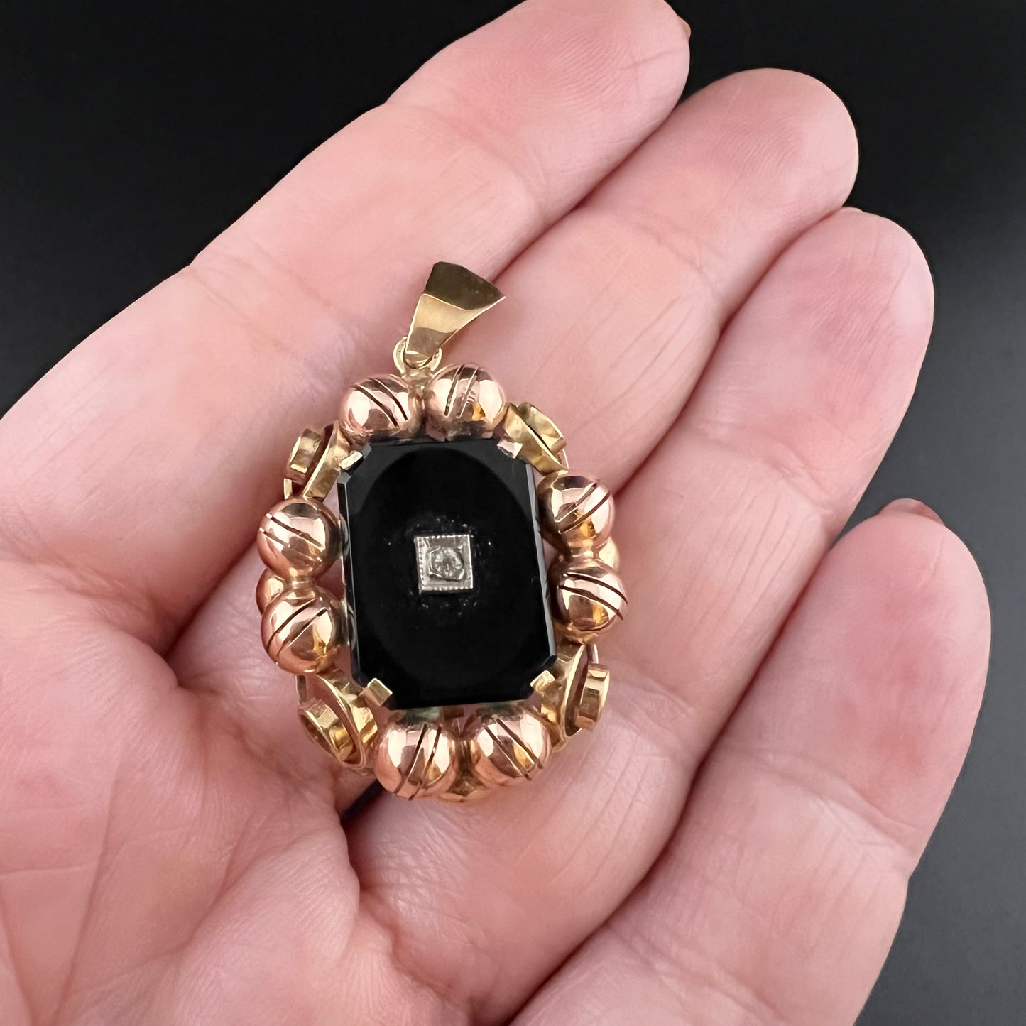 VICTORIAN PENDANT IN 14 CT GOLD AND ONYX