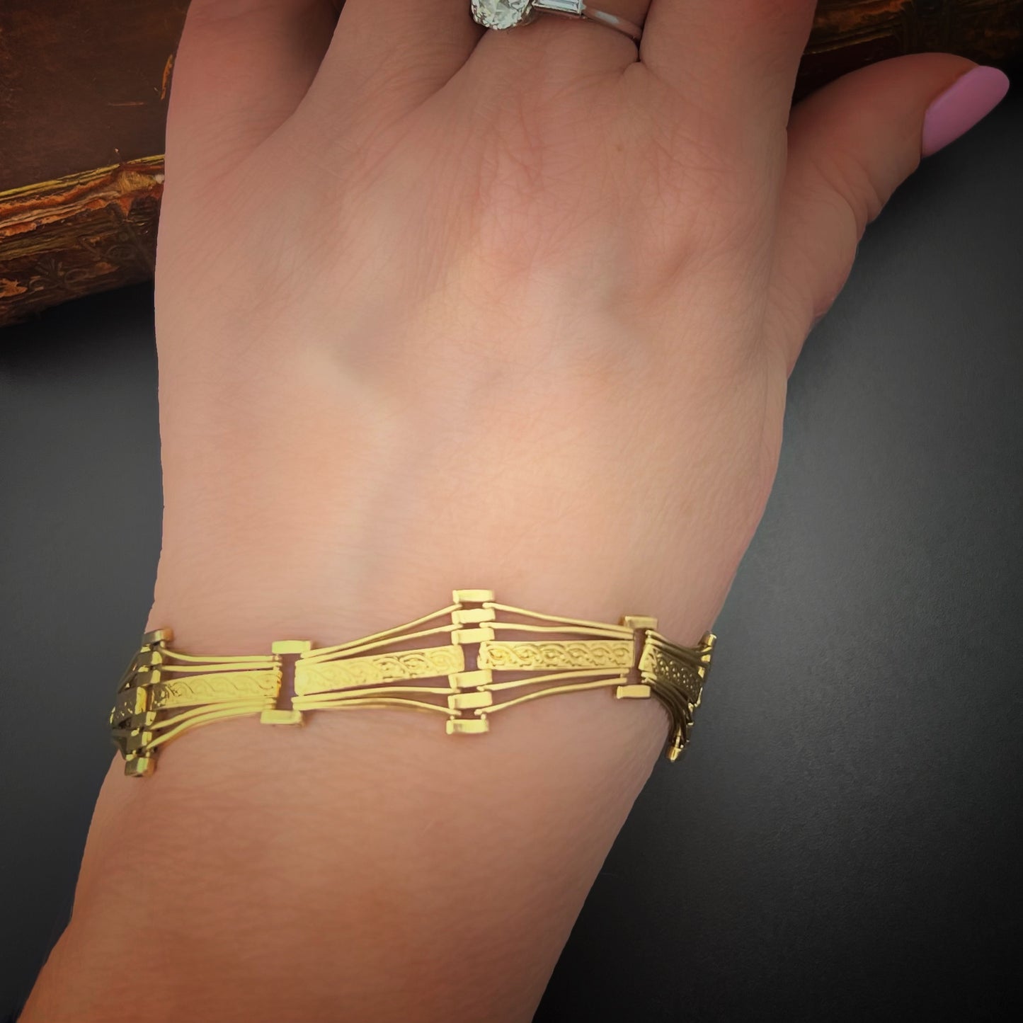 Halbstarres Armband aus 18 Karat Gold, Italien, ca. 1940.