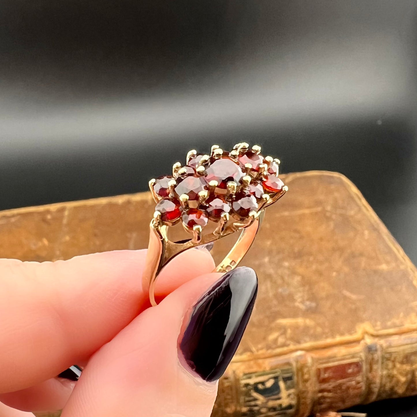 1979 Edinburgh Schottischer Ring in 9 Karat Gold mit Granaten