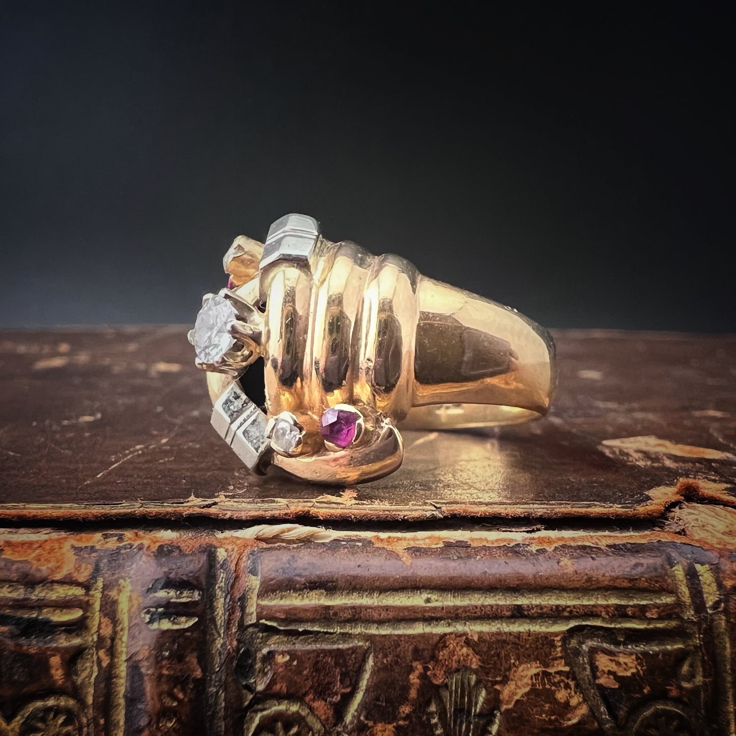 18 Karat Gelbgoldring mit Diamanten und Rubinen