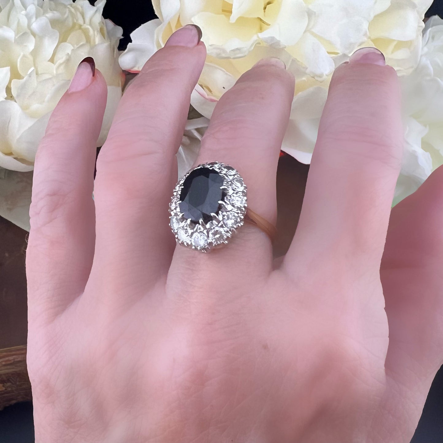 Anello a margherita in oro 18 ct con zaffiro e diamanti