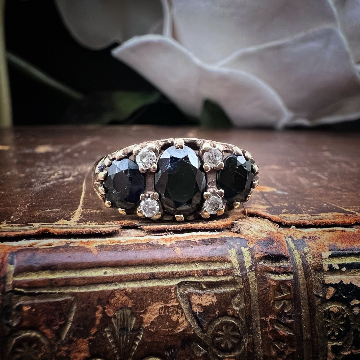 Band ring with three sapphires and diamonds